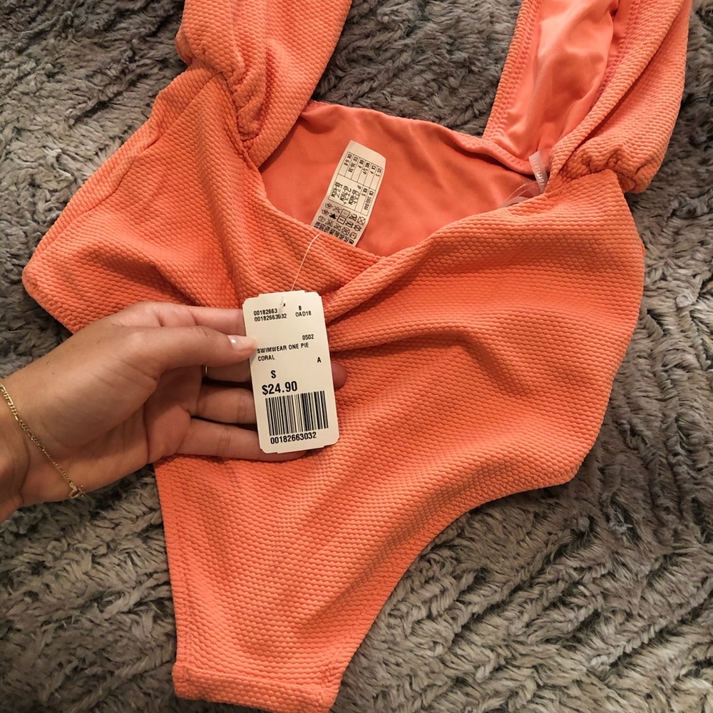 One piece bathing suit - Picture 4 of 4